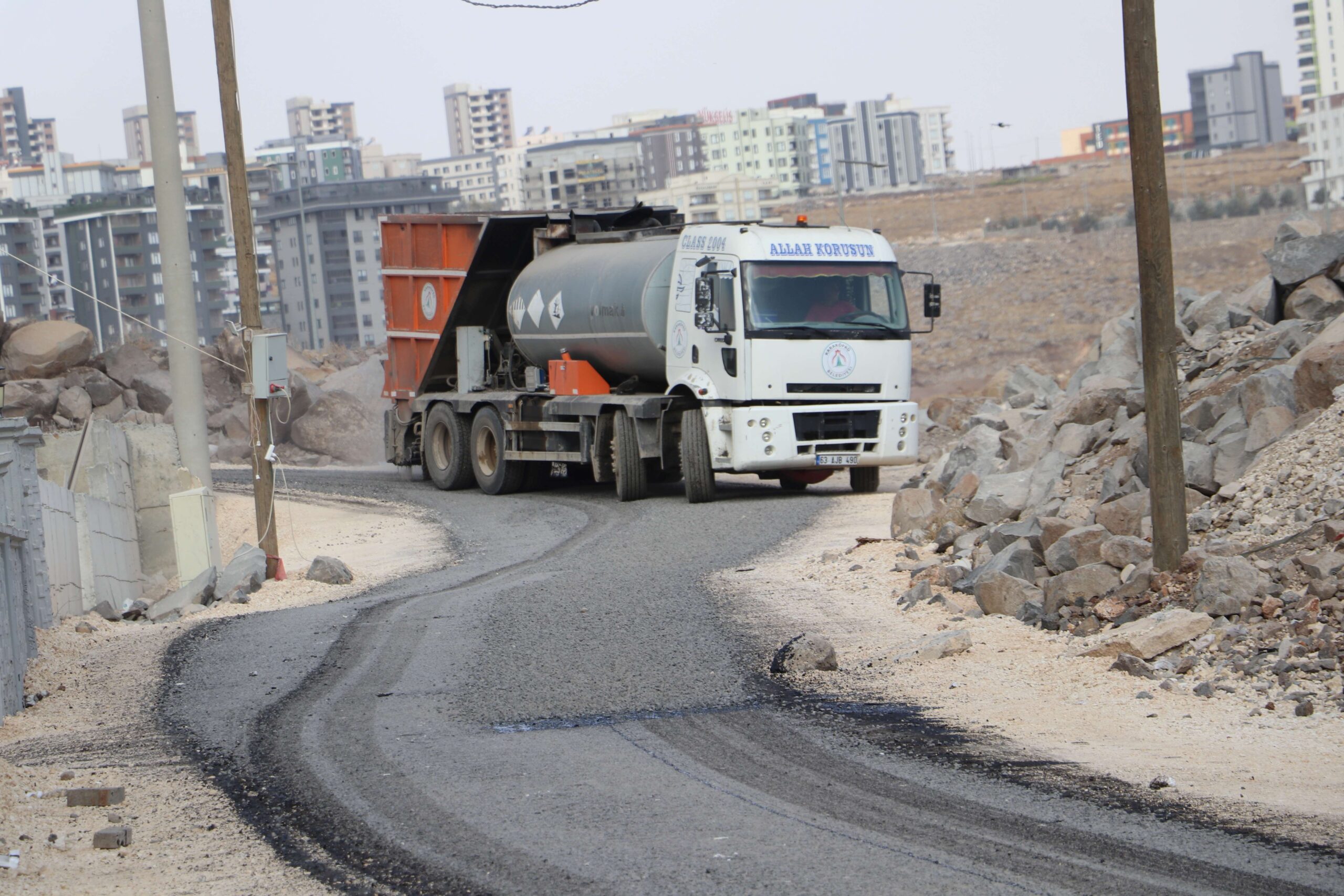 Karaköprü Belediyesi, konutlaşma bölgesi olan Batıkent Mahallesi'nde yeni açılan yolları