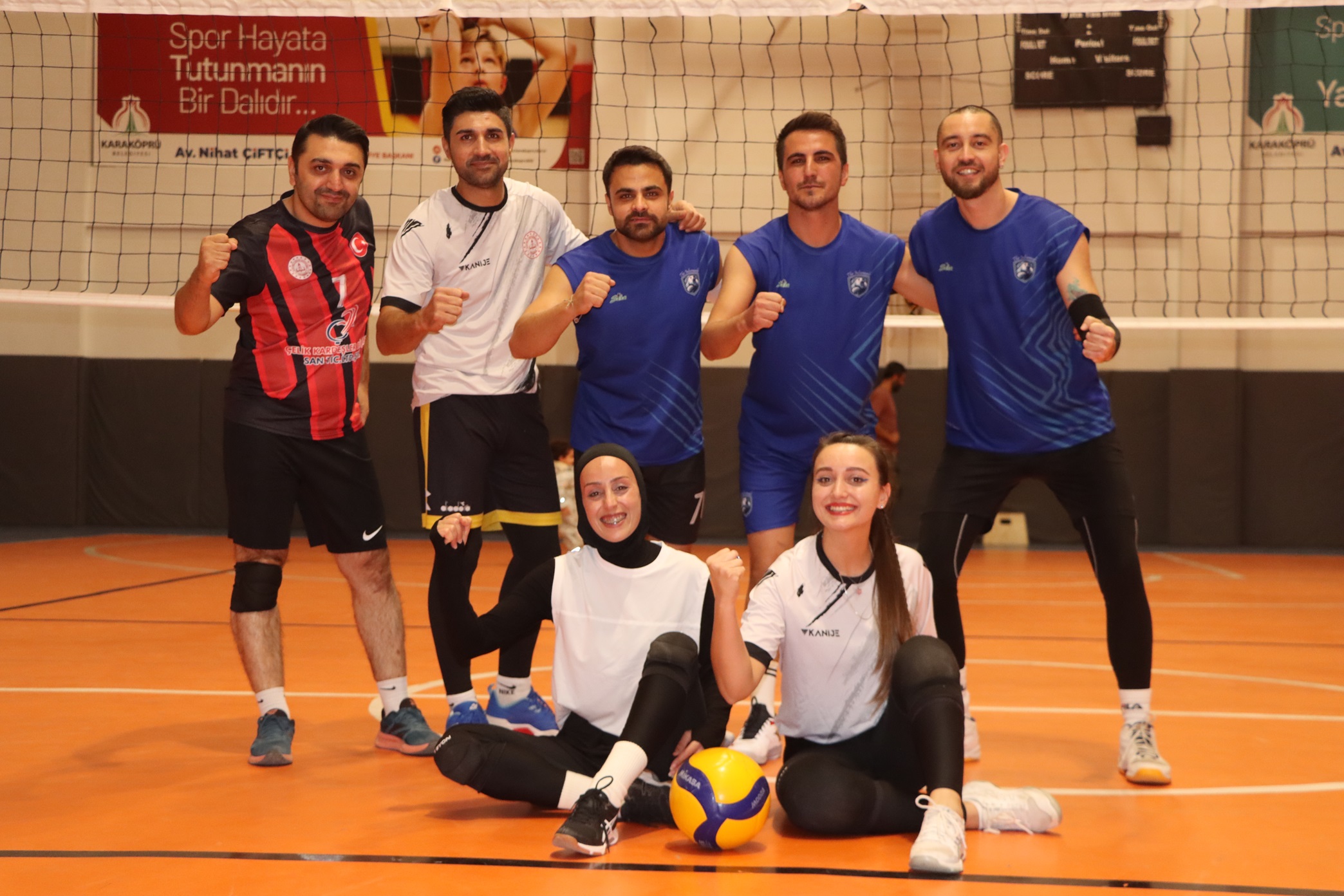 Karaköprü Belediyesi tarafından düzenlenen Öğretmenler Arası Voleybol Turnuvası, heyecan verici