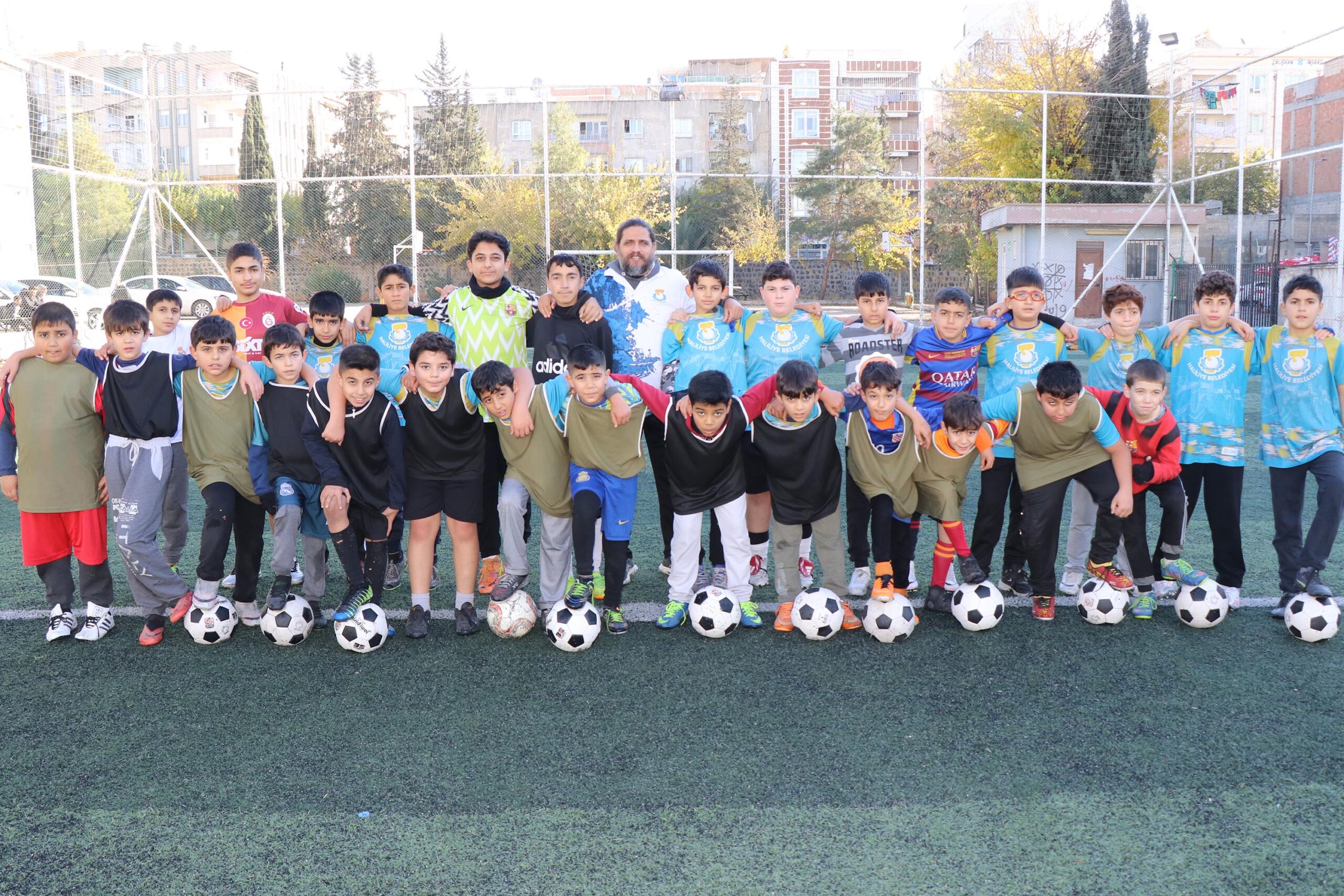 Haliliye Belediyesi tarafından kış spor okulları kapsamında düzenlenen futbol kursu,
