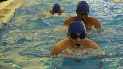 Şanlıurfa Büyükşehir Belediyesi’nin gençlere yönelik düzenlediği yüzme kurslarında yetişen sporcular,