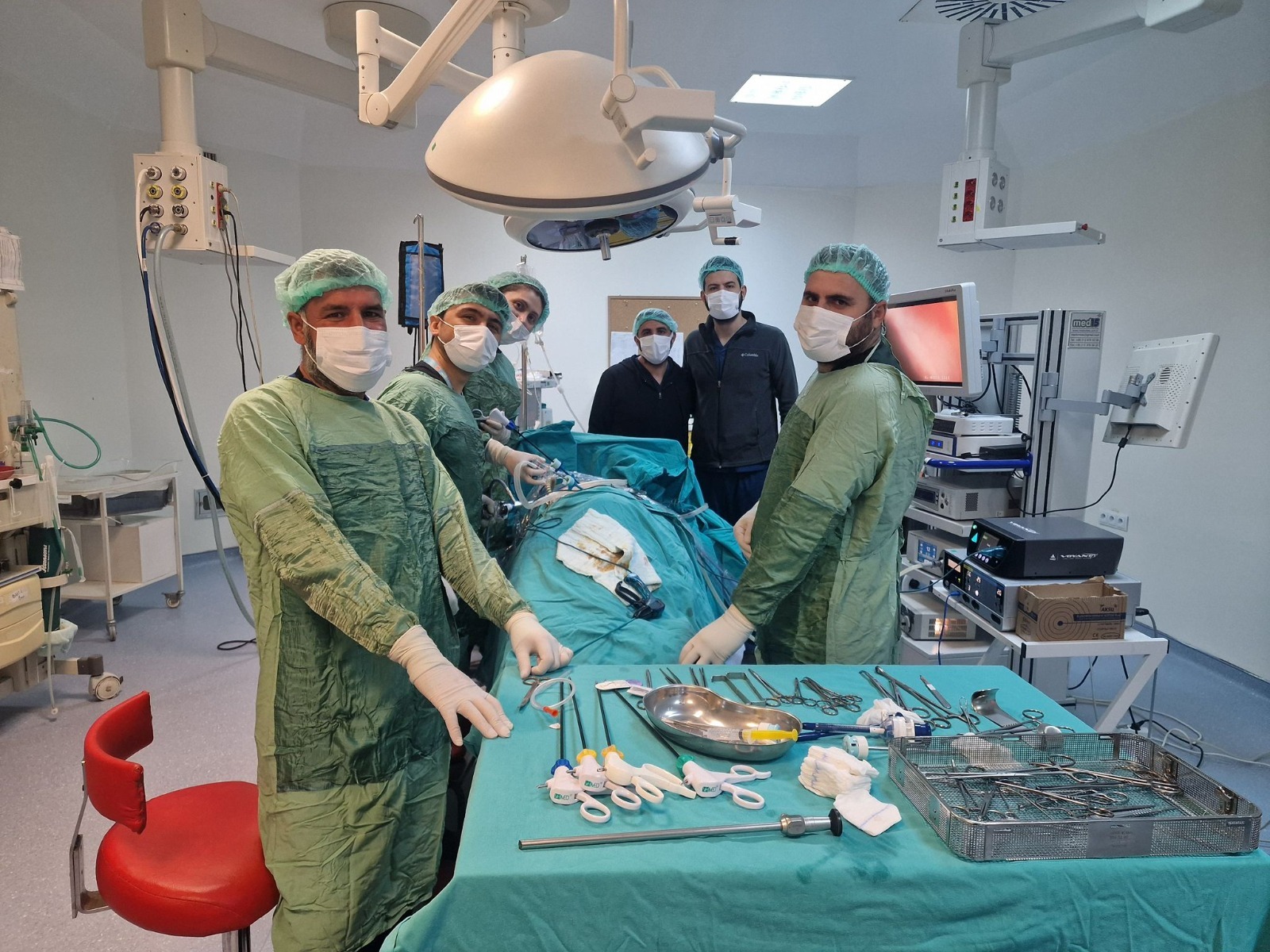 18 yaşında kadın hasta, uzun süredir devam eden sol yan